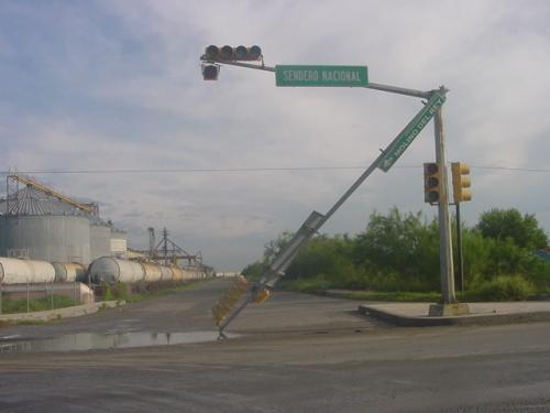 Urge solucionar problema de semáforos dañados